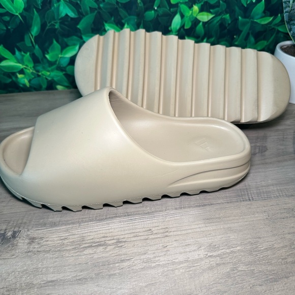 Yeezys color tan size 11 - Picture 3 of 4